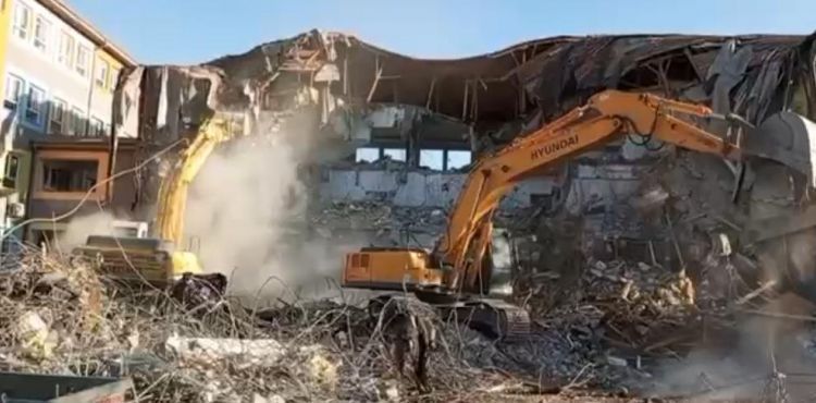 Deprem riskiyle boşaltılan Avukat Ahmet Ulucan okulunun yıkımına başlandı