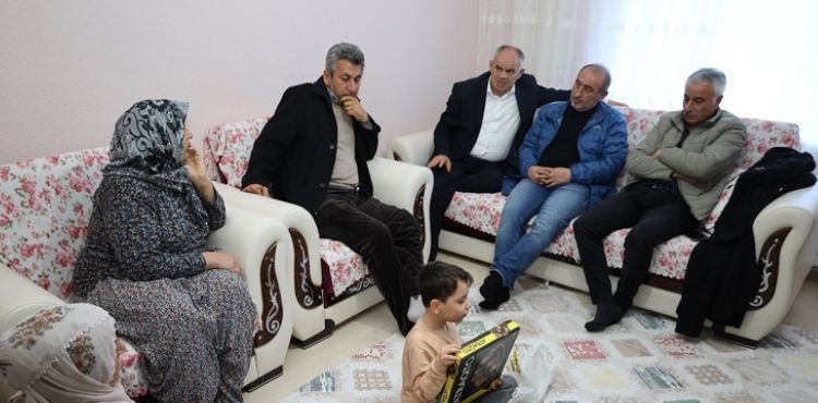 BAŞKAN ÖZTÜRK DEPREMZEDE AİLELERİ ZİYARET ETTİ