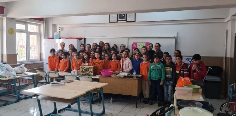 Minik öğrencilerden depremzedeler için kermes