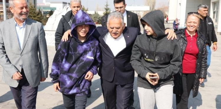 KAYSERİ BÜYÜKŞEHİR’DEN DEPREMZEDE ÖĞRENCİLERE ÜCRETSİZ ULAŞIM İMKÂNI