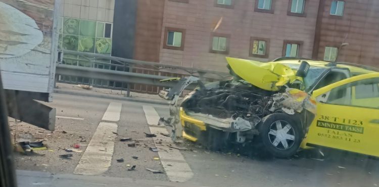Üst geçitte kaza: 2 yaralı