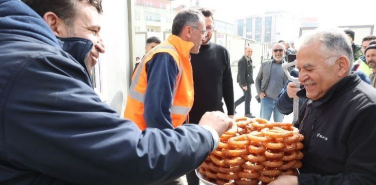 BAŞKAN BÜYÜKKILIÇ, ELBİSTAN KAYSERİ ÇARŞISI’NIN İLK MÜŞTERİSİ OLDU