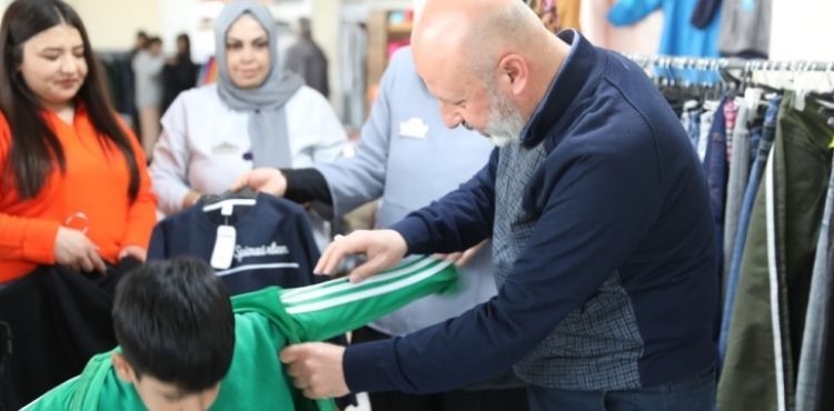BAŞKAN ÇOLAKBAYRAKDAR, DEPREMZEDELERİN HEM GÖNLÜNÜ HEM DE HAYIR DUASINI ALIYOR