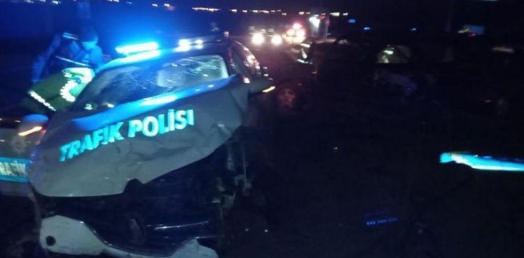 Otomobil, polis otosuna çarptı: 4 yaralı