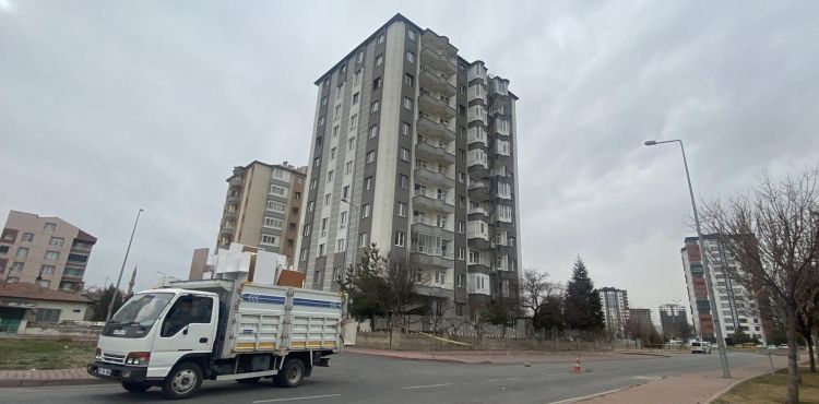 Kayseri’de ağır hasarlı bina boşaltıldı, sakinleri yardım bekliyor