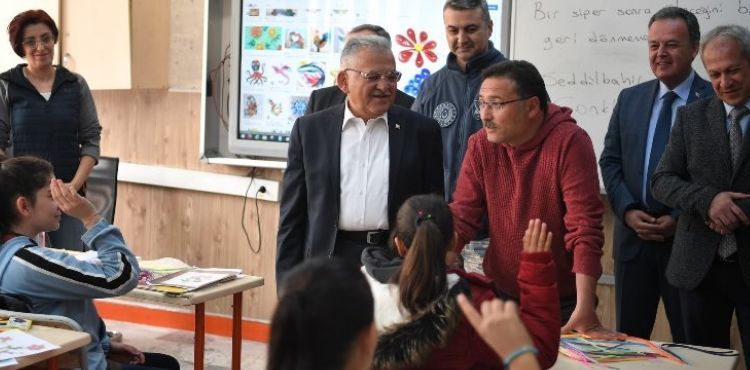 VALİ ÇİÇEK VE BAŞKAN BÜYÜKKILIÇ’TAN EĞLENCELİ DEPREM BİLİNÇLENDİRMESİ