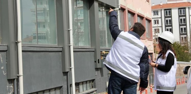 İncesu Belediyesi mimarları, hasarlı binaları kontrol ediyor