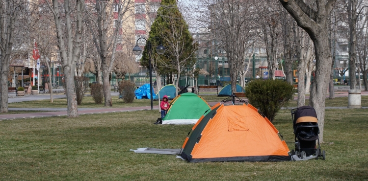 Depremden tedirgin olan vatandaşlar parka çadır kurdu