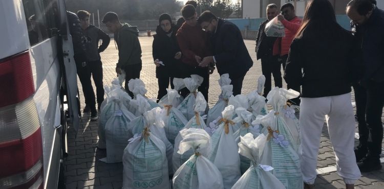 Öğrenciler haftalık harçlığını depremzedelere gönderdi