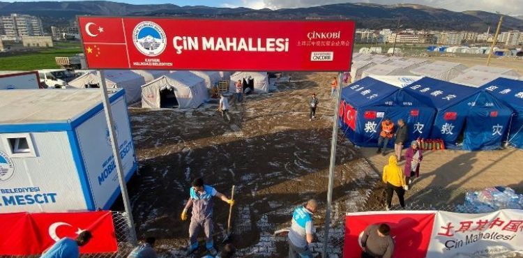 MELİKGAZİ DEPREM BÖLGESİNDEKİ ÇADIR KENT VE KONTEYNER KENTLERDE ALT VE ÜST YAPI ÇALIŞMALARINA HIZLA DEVAM EDİYOR