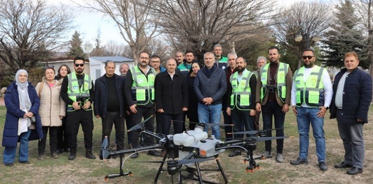 KAYSERİ BÜYÜKŞEHİR’DEN DRONE İLE PARK İLAÇLAMA HİZMETİ