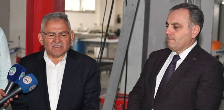 BÜYÜKKILIÇ, 2014’TE HAYATA GEÇİRDİĞİ ERÜ DEPREM ARAŞTIRMA LABORATUVARI’NI ZİYARET ETTİ