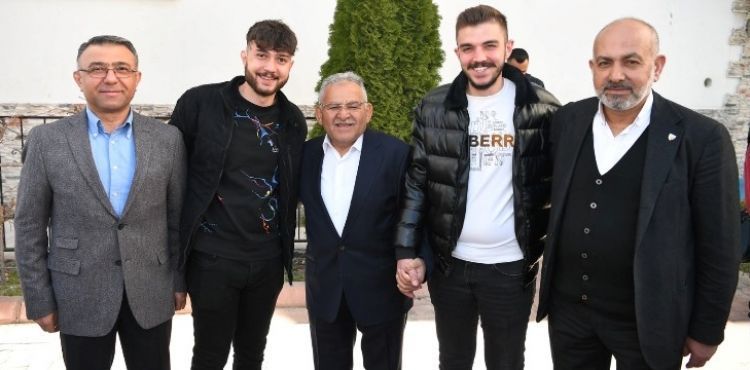 BÜYÜKKILIÇ, KAYSERİSPOR HEYETİ İLE BİRLİKTE DEPREMZEDE AİLEYİ ZİYARET ETTİ