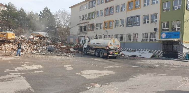 DEPREMDE HASAR ALAN OKUL, BÜYÜKŞEHİR TARAFINDAN YIKILIYOR