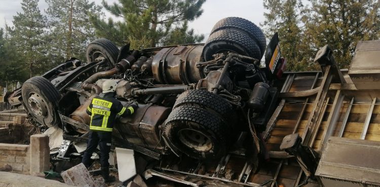 Ev ve araca çarpan TIR, mezarlığa uçtu