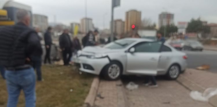 Otomobil ve kağıt yüklü moped çarpıştı: 1 ölü