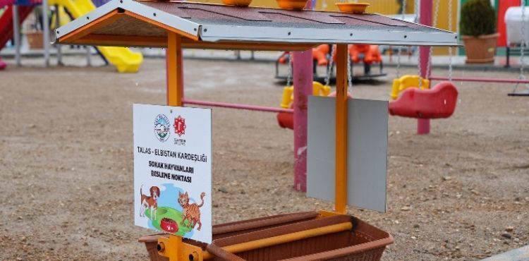 TALAS, ELBİSTAN’DA MİNİK DOSTLARI DA UNUTMADI