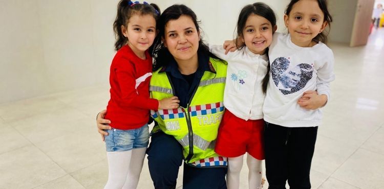 Jandarmadan çocuklara trafik eğitimi
