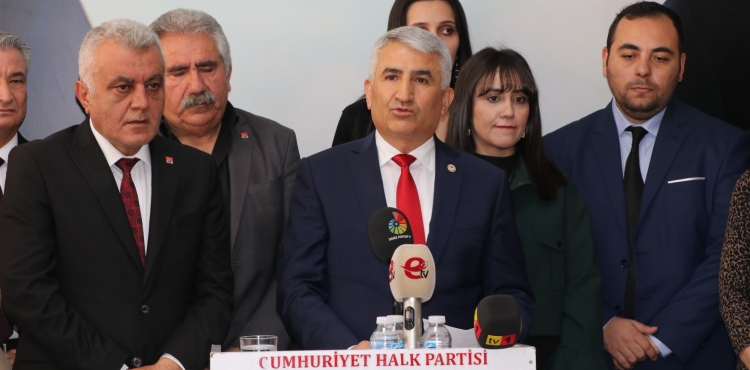 CHP Milletvekili Aday Aday Avukat Zeki Gm, parti il binasnda aklama yapt