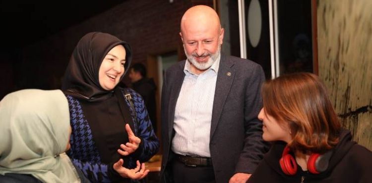 ÇOLAKBAYRAKDAR ÇİFTİ, İFTARI DEPREMZEDE ÖĞRENCİLER VE AİLELERİYLE AÇTI