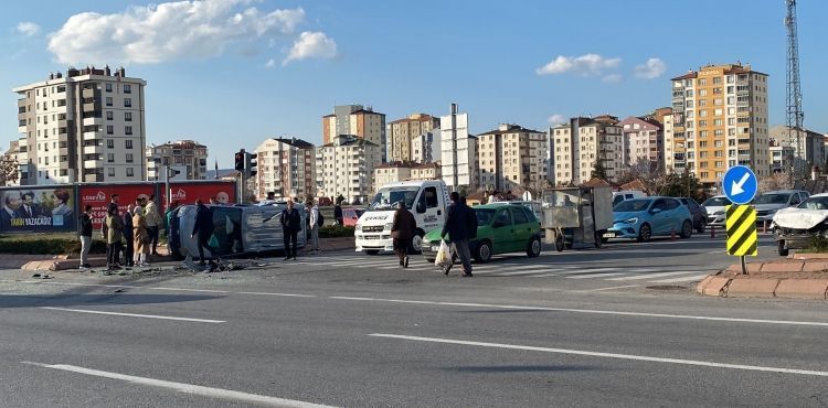 Maddi hasarlı trafik kazasına araç yan yattı
