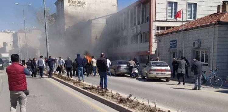 Akli dengesi yerinde olmayan kii, kendini, eini ve grevlileri yakmaya alt