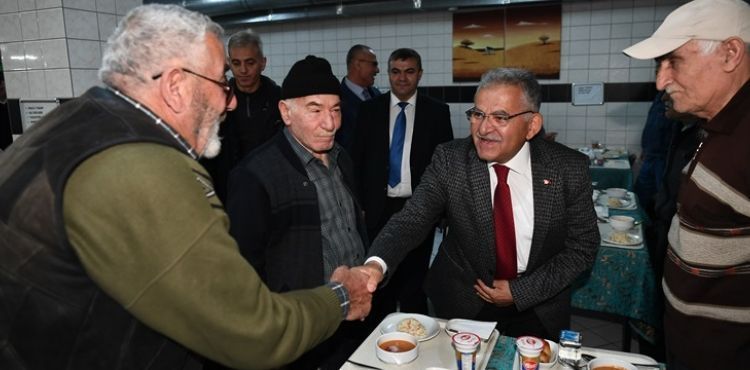 BAŞKAN BÜYÜKKILIÇ, ULU ÇINARLARLA İFTAR SOFRASINDA BULUŞTU