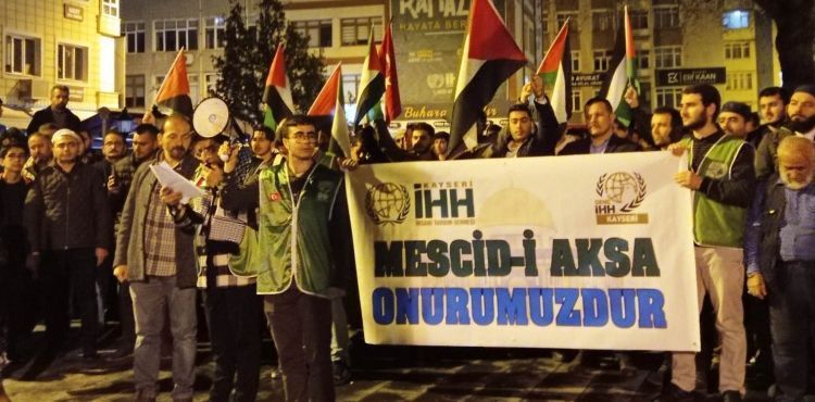 İsrail’in Mescid-i Aksa’ya yaptığı saldırı, teravih sonrası protesto edildi