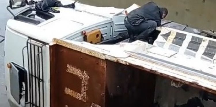 Kamyon kanala uçtu: 1 hafif yaralı