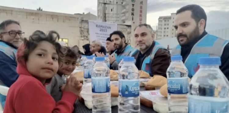 Mimar ve Mhendisler Depremzedelerle ftar adrnda bulutu