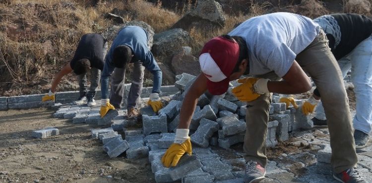 BÜYÜKŞEHİR’DEN KIRSALA “3 MİLYON METREKARE” KİLİT PARKE