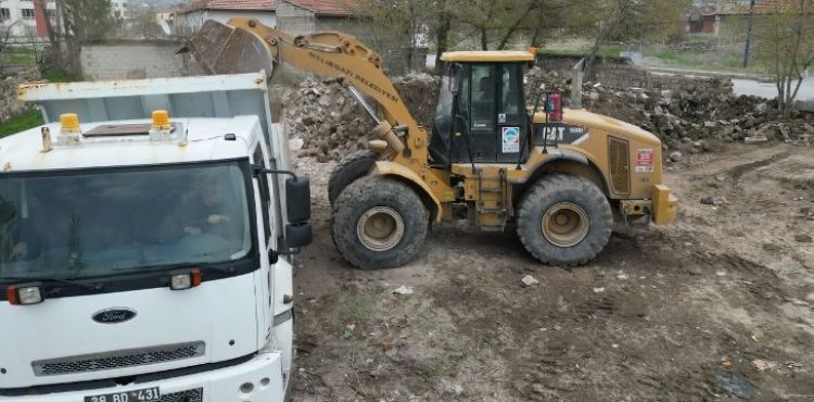 KENTSEL DÖNÜŞÜMLE YIKILAN GECEKONDULARIN HAFRİYATI TEMİZLENİYOR