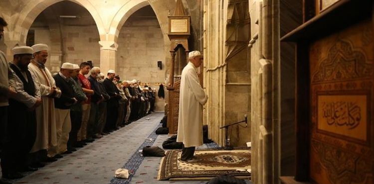 33 yıldır hatimle teravih namazı kıldırıyor