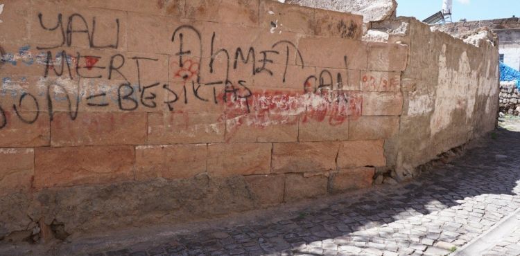 Tarihi yapılara sprey boyalı saldırı