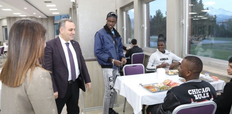 Rektör Altun, Uluslararası Öğrencilerle İftar Yaptı