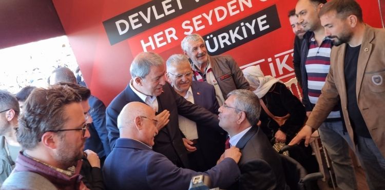 Bakan Akar, vekil adayı Mete Kurt’u ziyaret etti