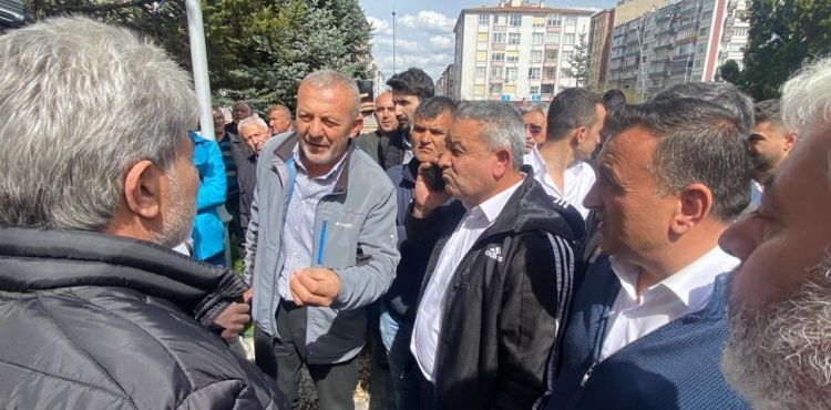 Özel Halk Otobüsü sahipleri ‘geçinemiyoruz’ diye Büyükşehir Belediyesine yürüdü