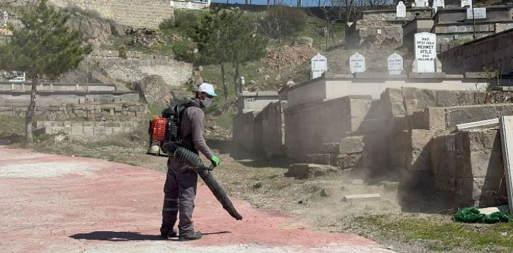 MELİKGAZİ'DE MEZARLIKLAR BAYRAMA HAZIRLANIYOR