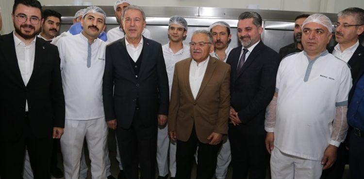 BAKAN AKAR VE BAŞKAN BÜYÜKKILIÇ, SAHURU MOBİLYA İŞÇİLERİYLE YAPTILAR