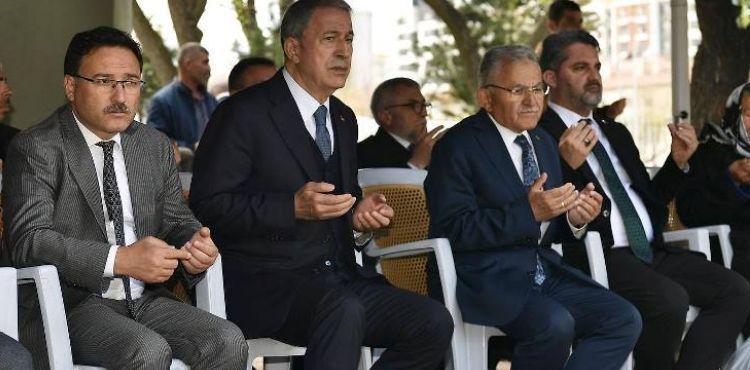 BAKAN AKAR, VALİ ÇİÇEK VE BAŞKAN BÜYÜKKILIÇ’TAN “ŞEHİTLİK” ZİYARETİ