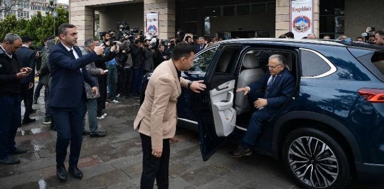 BAKAN AKAR İLE BAŞKAN BÜYÜKKILIÇ, BAYRAMLAŞMA PROGRAMLARINA TOGG İLE KATILDI