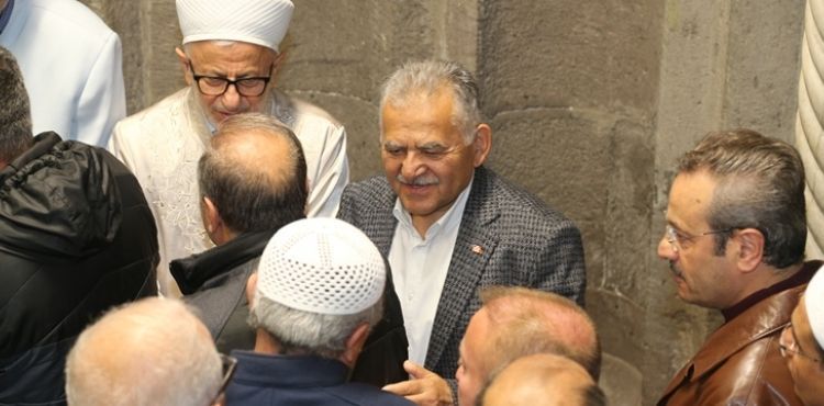 BAŞKAN BÜYÜKKILIÇ, BAYRAM NAMAZI SONRASI VATANDAŞLA BAYRAMLAŞTI