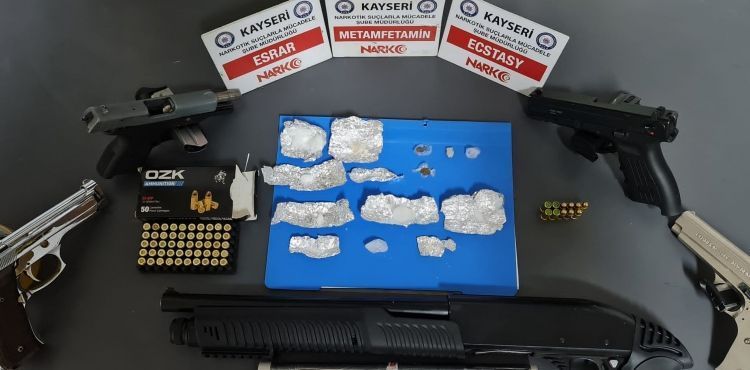 Narkotik operasyonunda 2 gözaltı; 2 kişinin de aranması olduğu tespit edildi