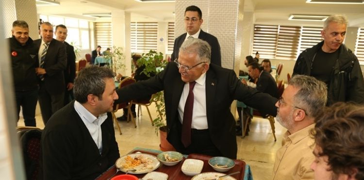 BAŞKAN BÜYÜKKILIÇ, YEMEKHANEDE PERSONEL VE VATANDAŞ İLE BULUŞTU