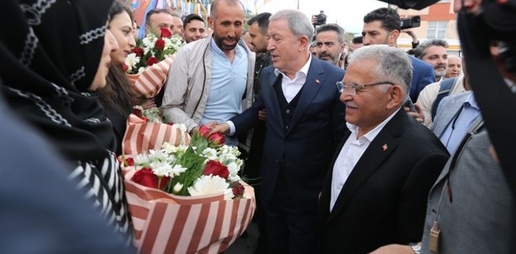 BAKAN AKAR VE BAŞKAN BÜYÜKKILIÇ’IN TOMARZA VE BÜNYAN ZİYARETLERİ MİNİ MİTİNGE DÖNÜŞTÜ