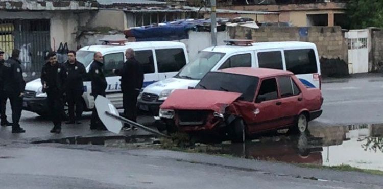 Dur ihtarına uymadı direğe çarptı