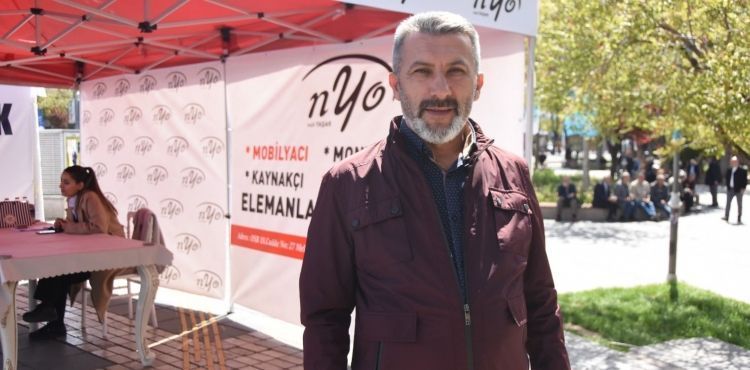Fabrikada çalışacak işçi bulmak için stant açtılar