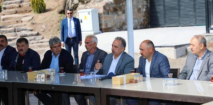 BAŞKAN YALÇIN MUHTARLARLA 100. YIL MESİRE ALANINDA BULUŞTU