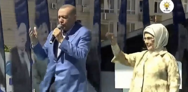 Cumhurbaşkanı Erdoğan, konuşma öncesi şarkı söyledi