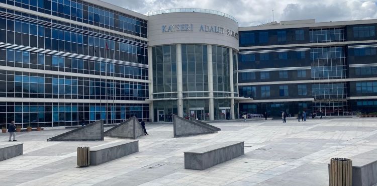 Kefil olduğu şahsı tehditten yargılanan sanık suçlamayı reddetti